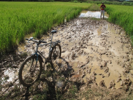 Mon Vélo Presque Tout Terrain parqué dans la gouille de boue.